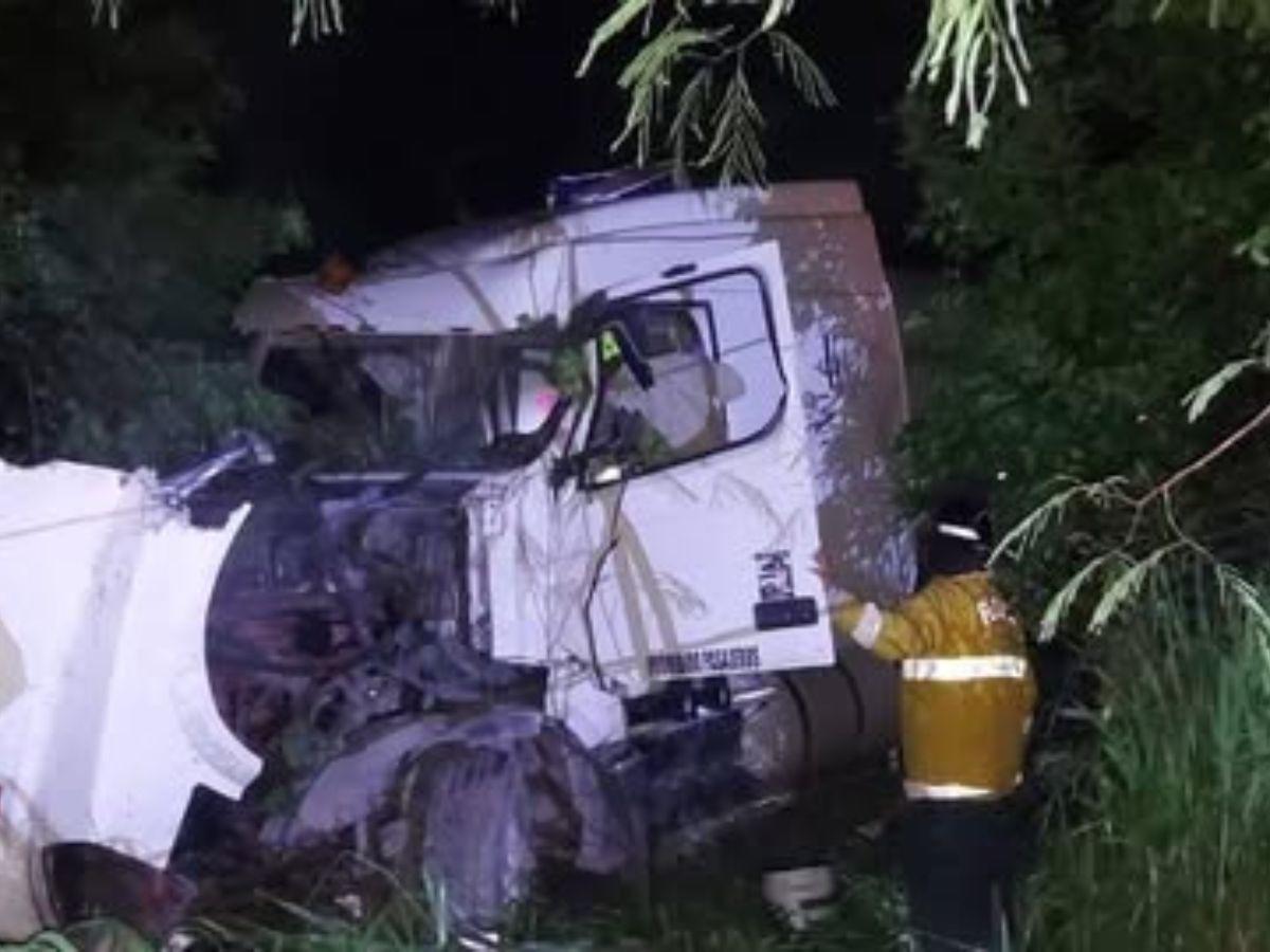 Contra una casa impactó la rastra: momento en que Joel Castillo murió en un accidente en Cortés