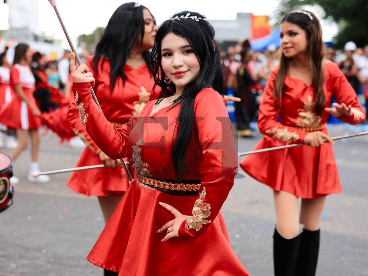 El rojo brilló en los desfiles patrios: los atuendos que marcaron tendencia este 2025