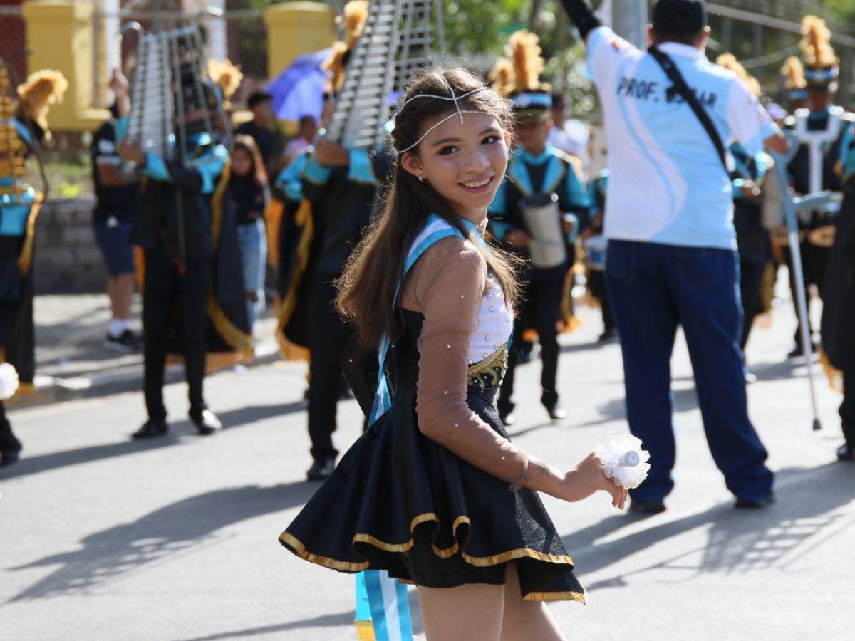 ¡Diversidad de trajes! Ellas llenaron los desfiles de color, elegancia y orgullo patrio