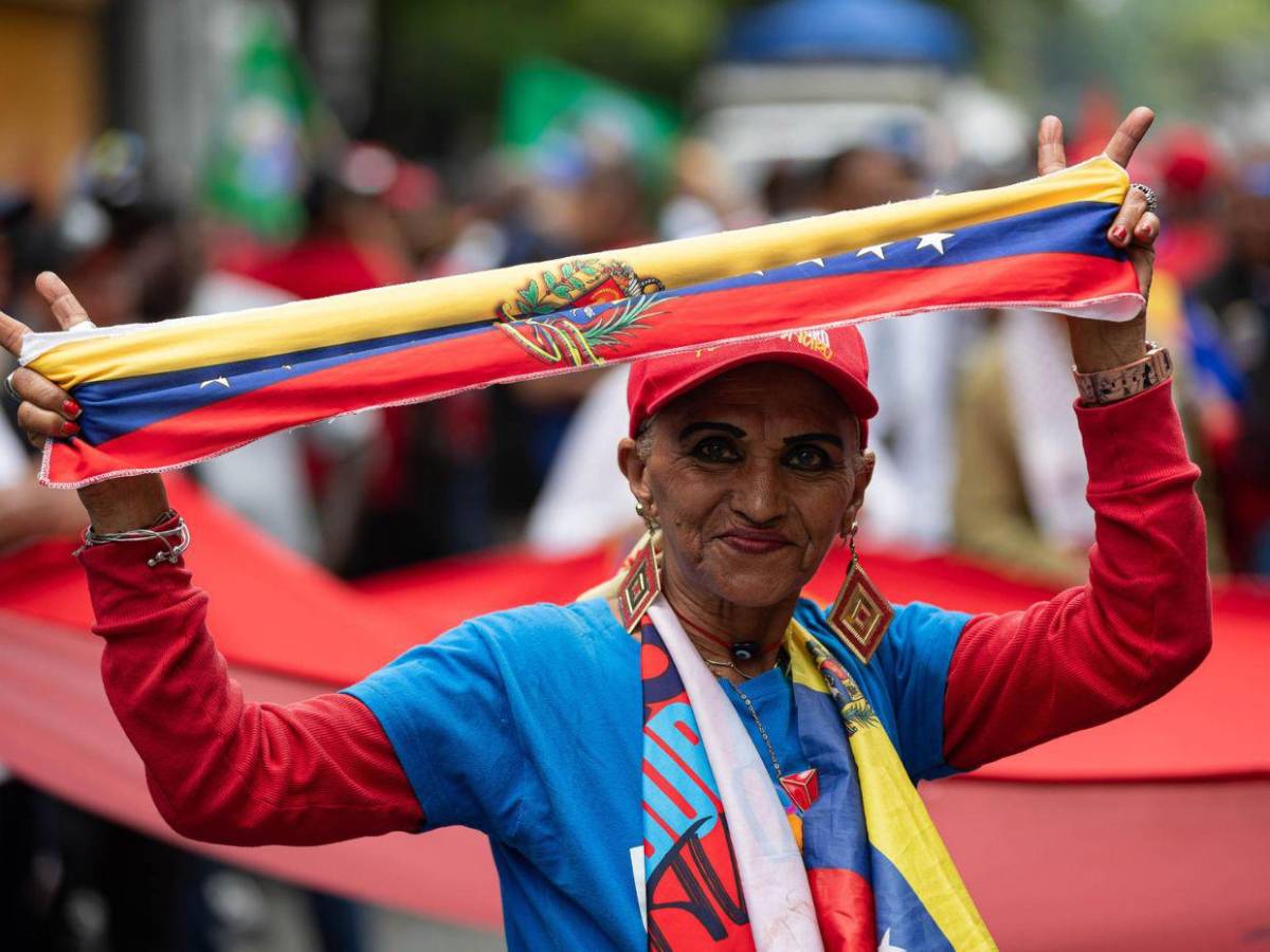Con fotos de Maduro y pidiendo un salario digno: venezolanos conmemoran el Día del Trabajador
