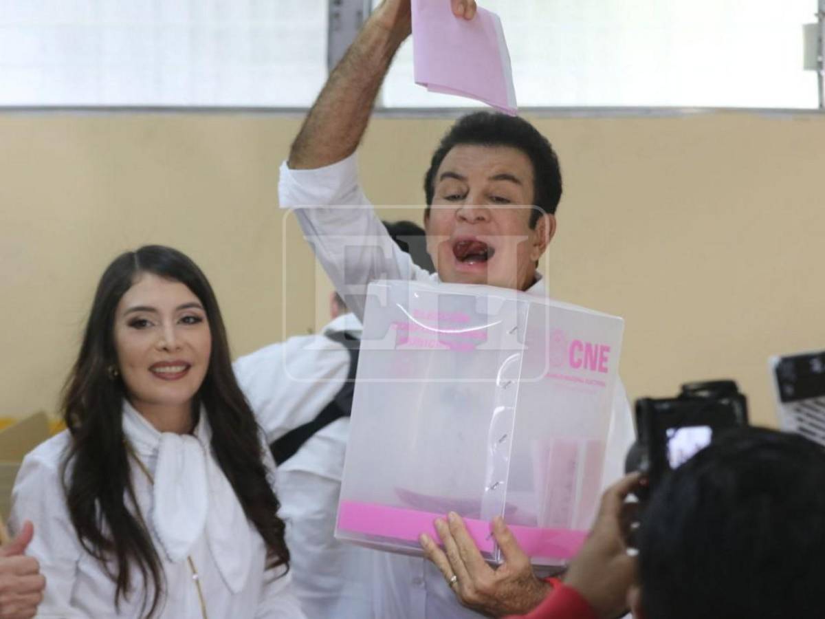 Salvador Nasralla celebra su voto y muestra sus papeletas