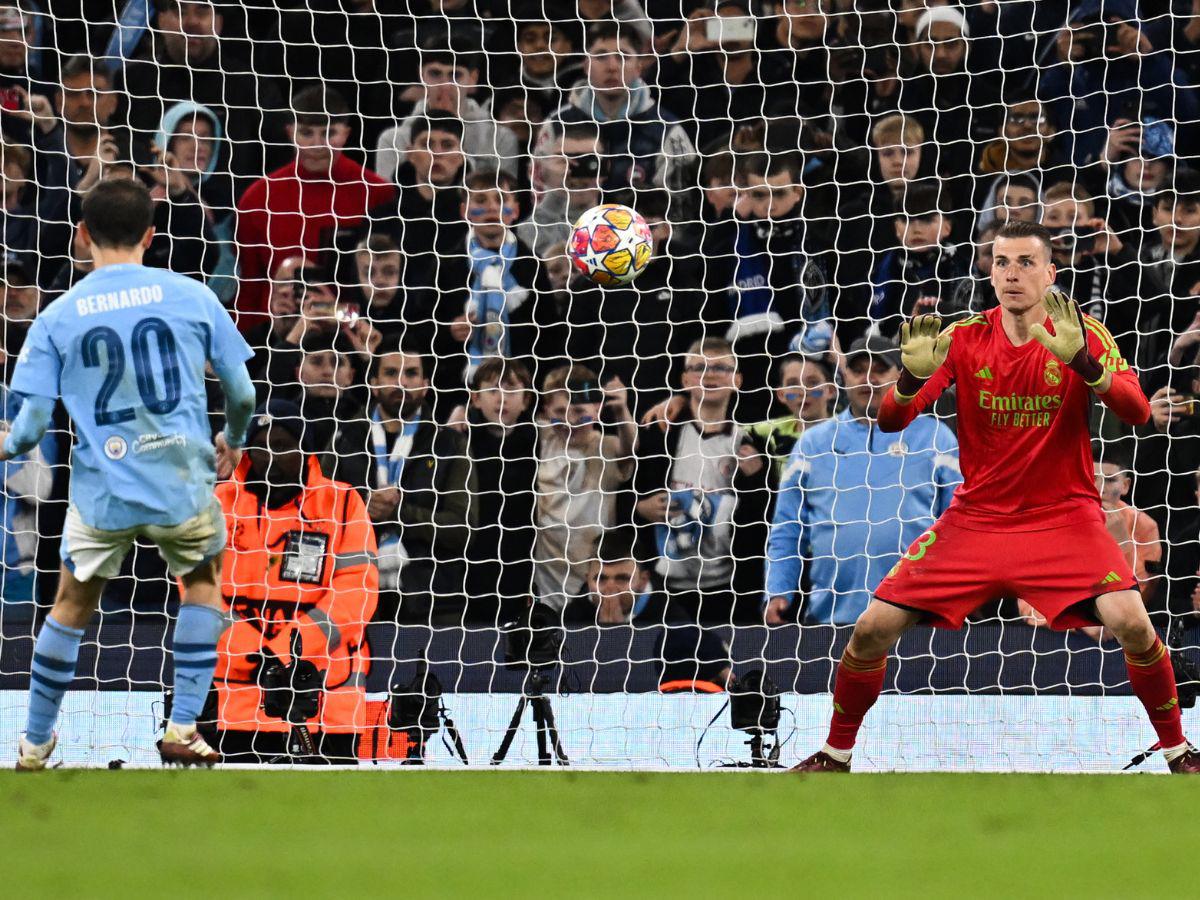 La figura de Lunin se agrandó tras atajar un flojo penal de Bernardo Silva.