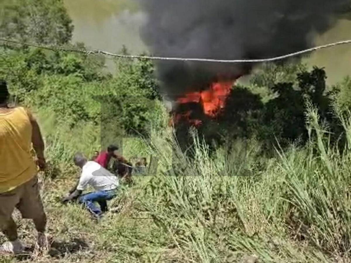 Carbonizadas quedaron víctimas de accidente de bus que cayó a abismo y se quemó