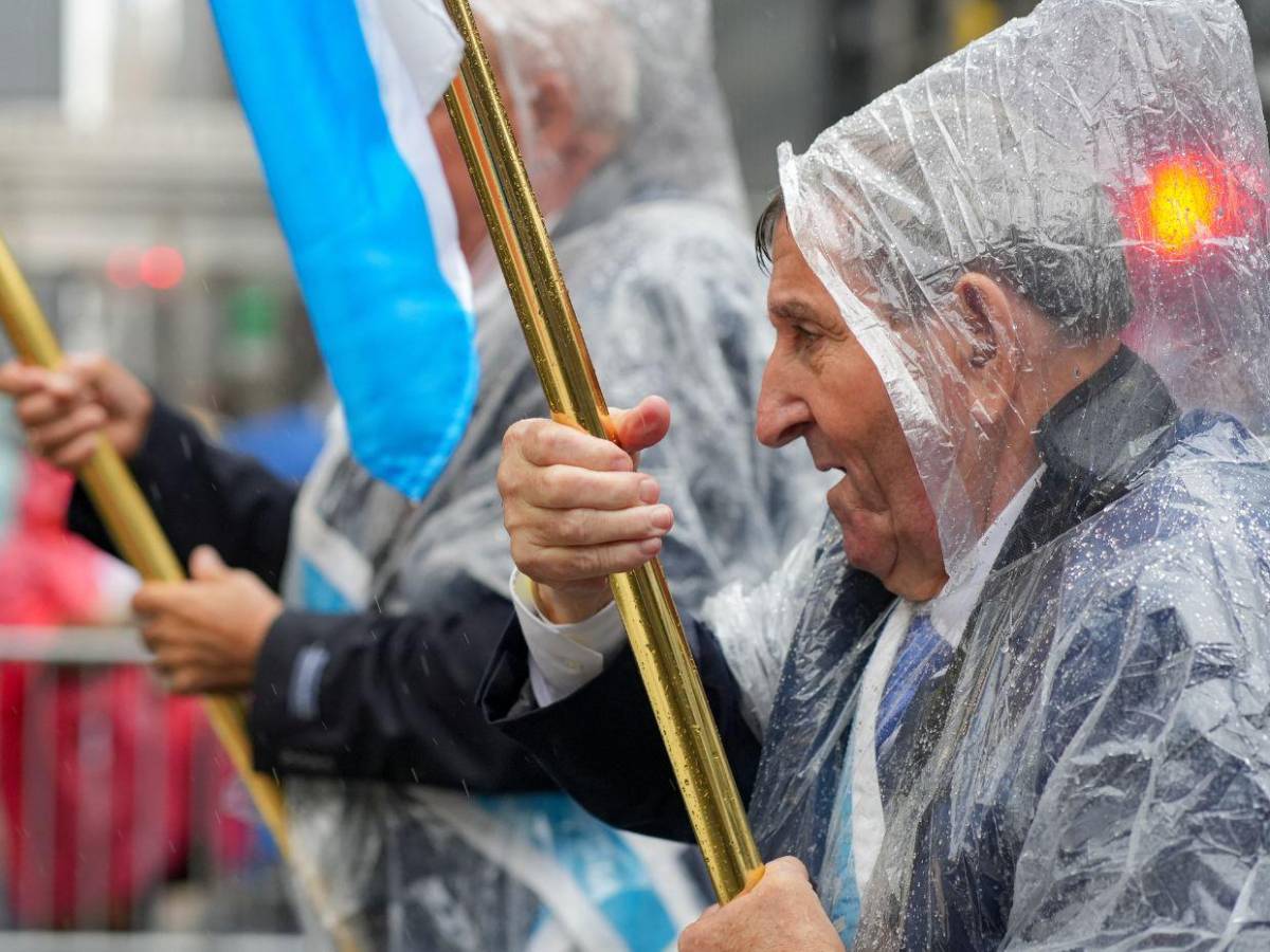 Bajo la lluvia, España y Latinoamérica llenan de color la Quinta Avenida de Nueva York