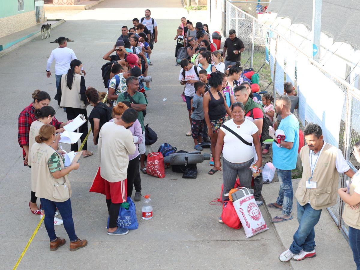 Los migrantes, de varios países del caribe y sudamericanos, llegan el Centro Temporal por ayuda.
