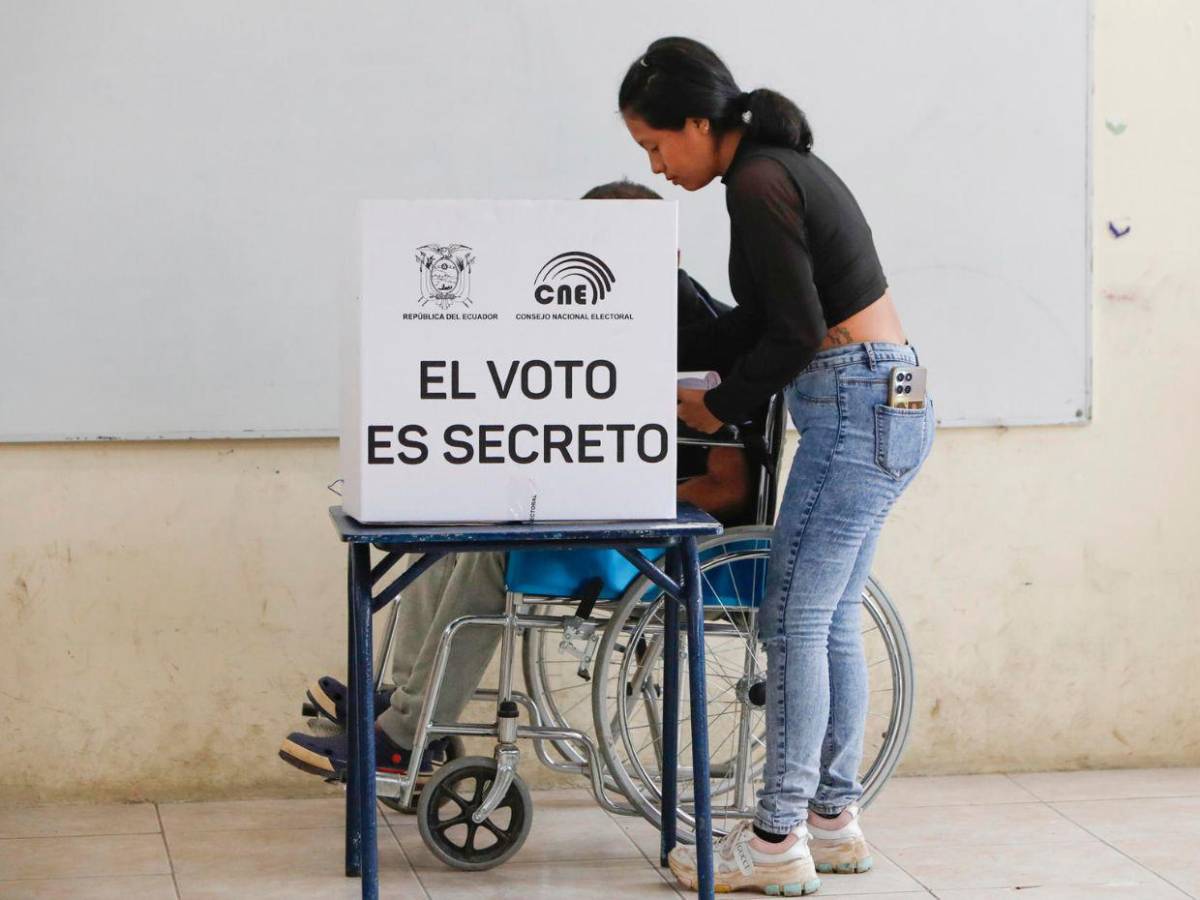 Ecuador vota hoy entre palmas, estado de excepción y ley seca