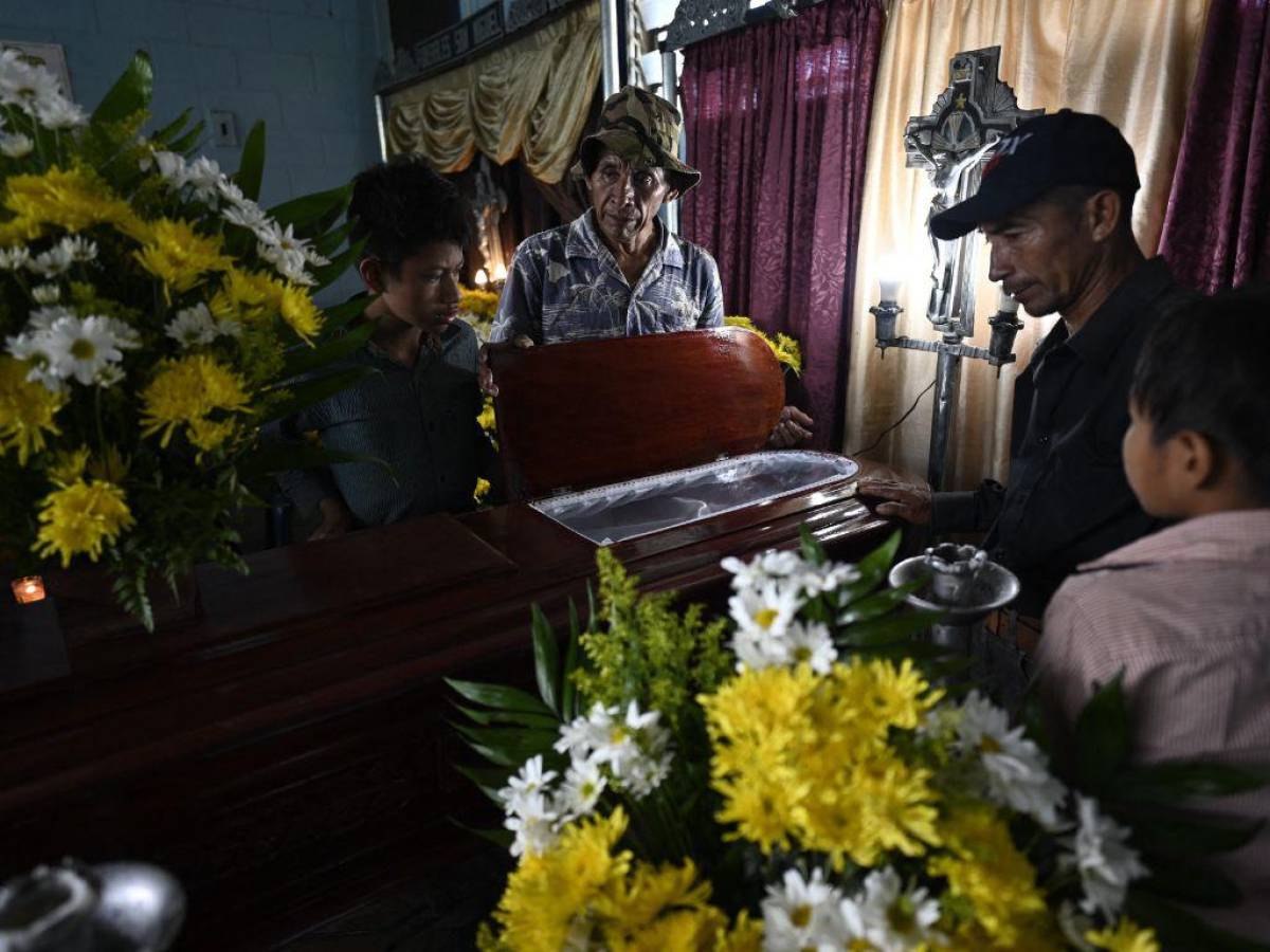 Guatemala: Entre llanto y consternación sepultan a las 17 personas que fallecieron en accidente