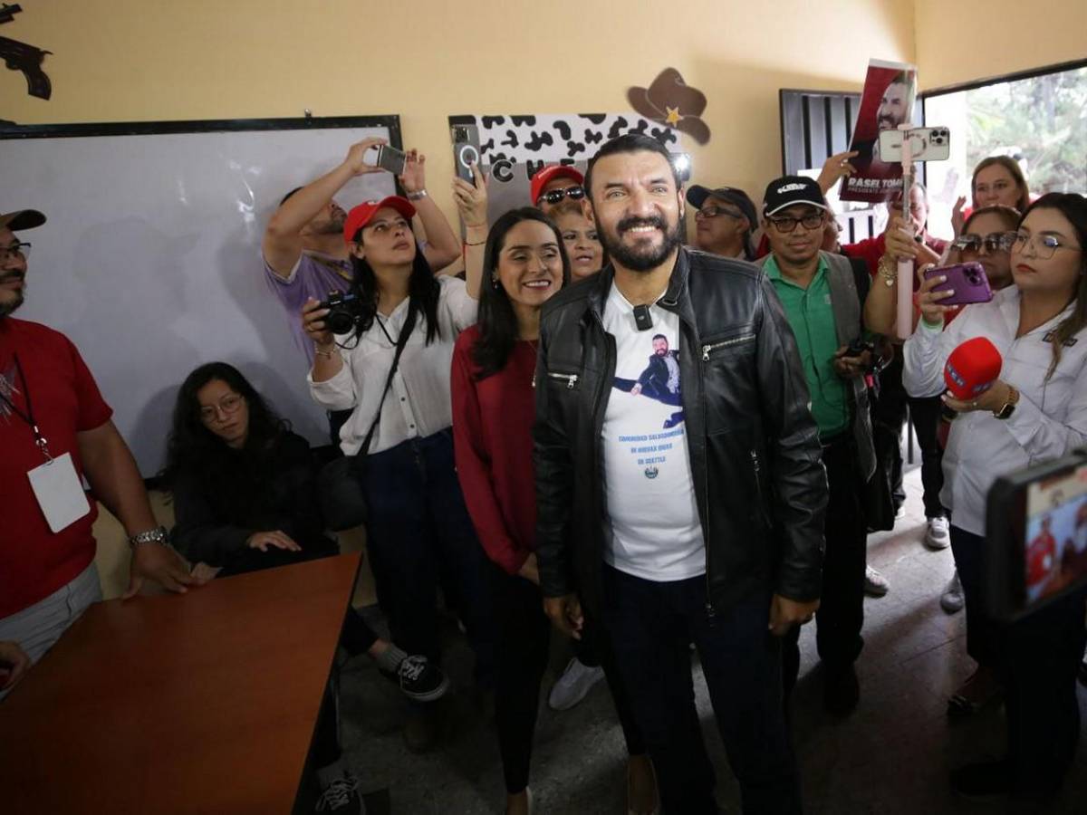 Rasel Tomé recuerda su “patada” a Jorge Cálix en su camiseta al ir a votar