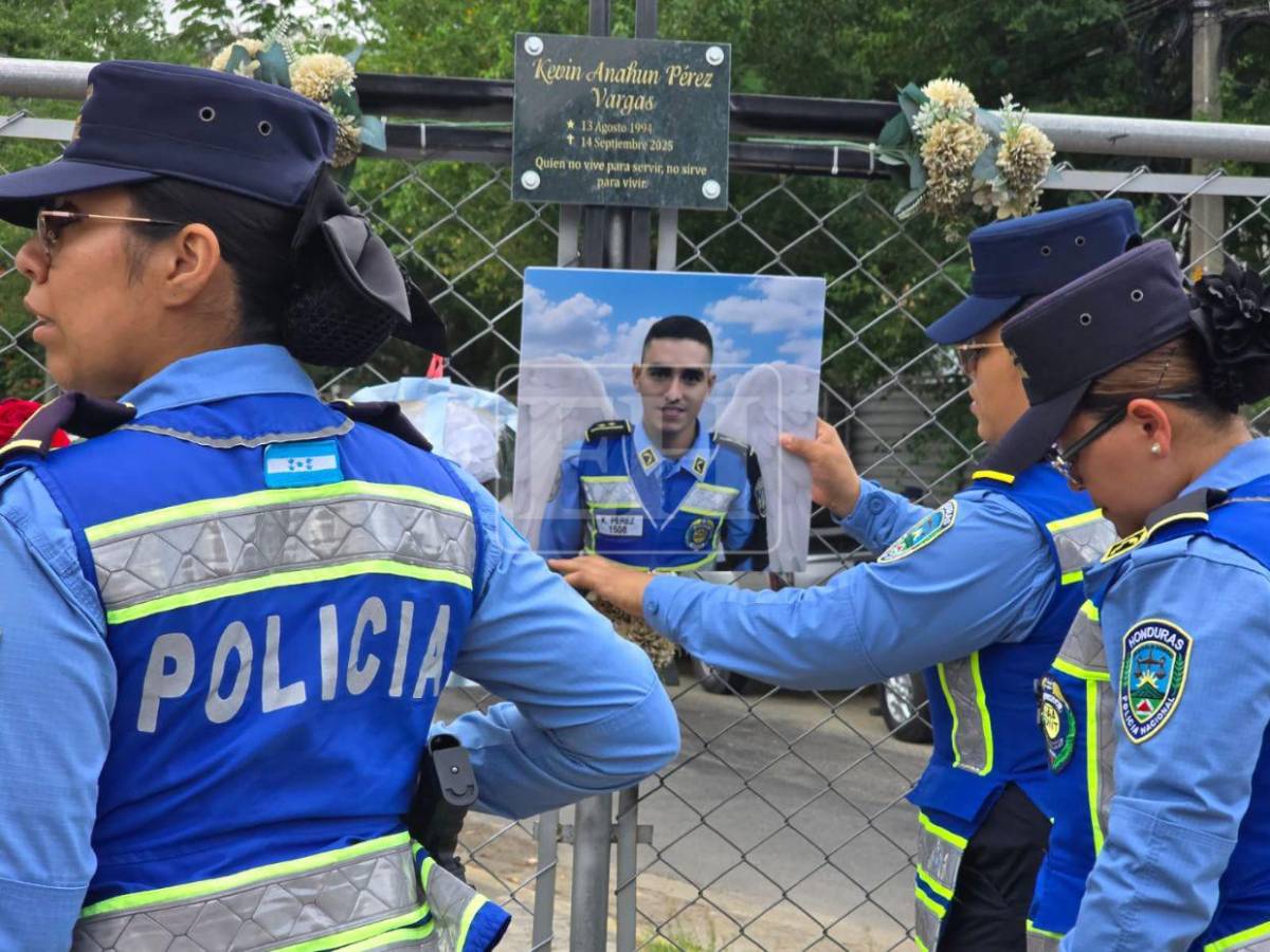 Emotivo homenaje a Kevin Pérez, policía que murió tras lanzarse a una quebrada para salvar a dos niños en SPS