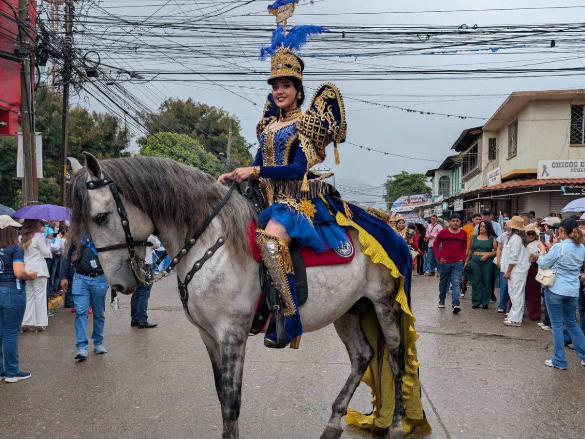 Alta costura y elegancia: palillonas de Danlí, El Paraíso, impactan con sus trajes patrióticos