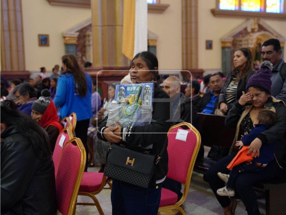 Ofrendas florales y velas: feligreses llegan para el aniversario de la Morenita
