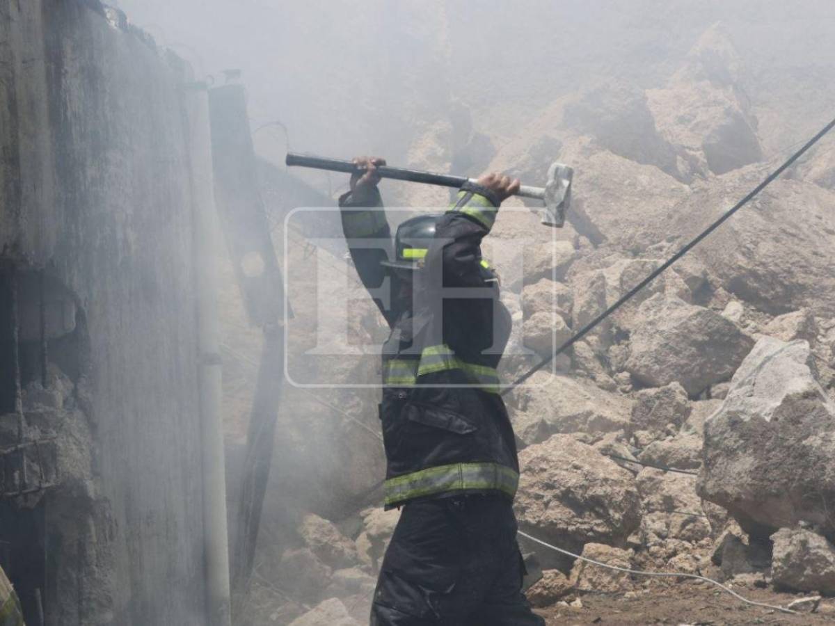 Rostros fatigados y seis horas sofocando las llamas: bomberos continúan con el rescate tras incendio