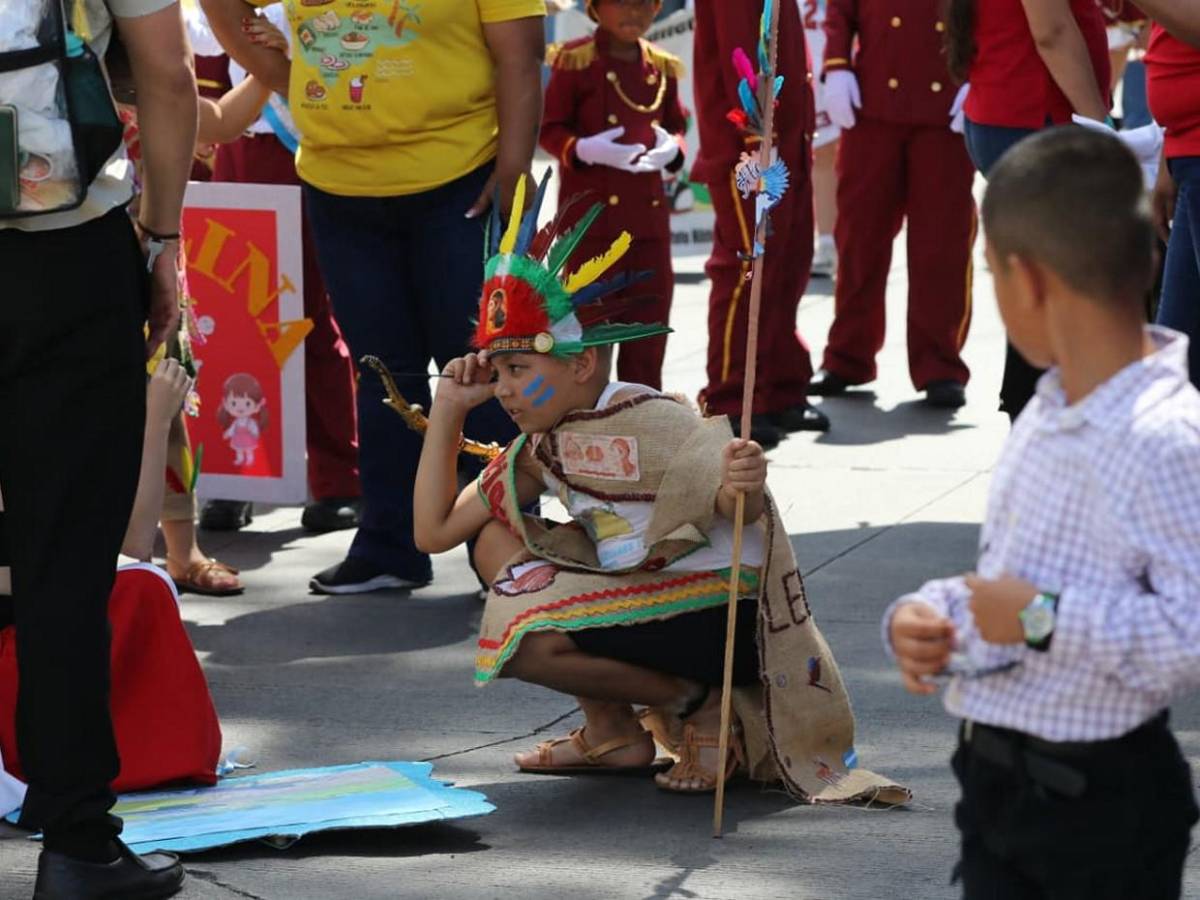 Niños de prebásica brillan en desfiles con trajes típicos y elementos culturales