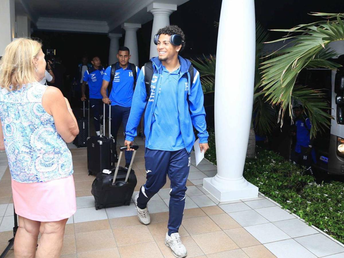 Luis Palma llega a Curazao y ciudadana estadounidense le hizo petición... ¡Su esposo lo aplaudió!