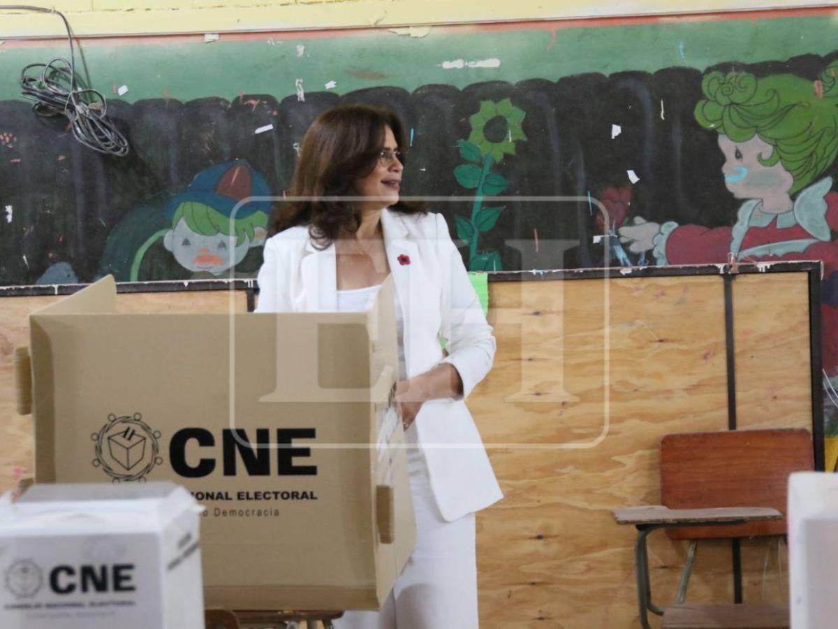 En fotos: Rixi Moncada, la primera candidata presidencial en ejercer su voto