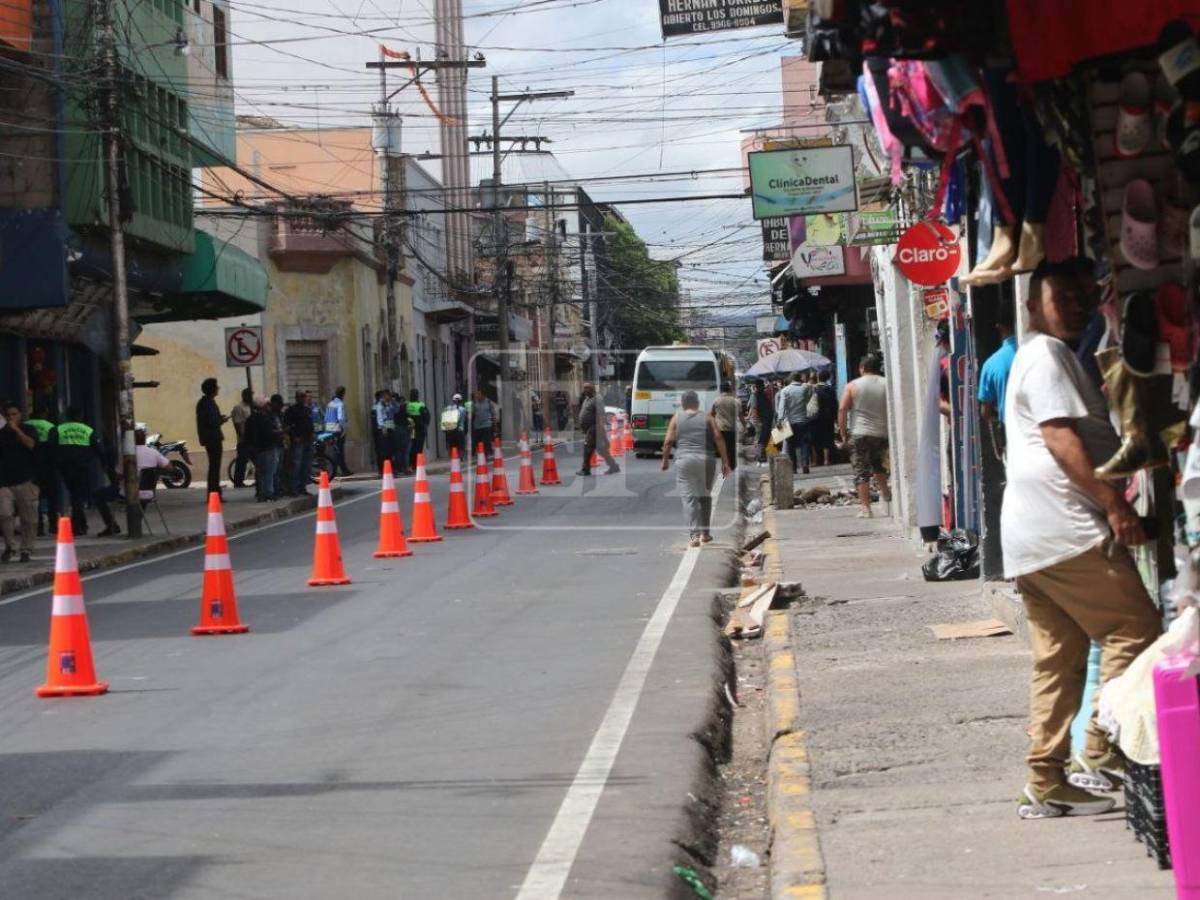 ¡Despejadas! AMDC libera aceras de la cuarta avenida de Comayagüela