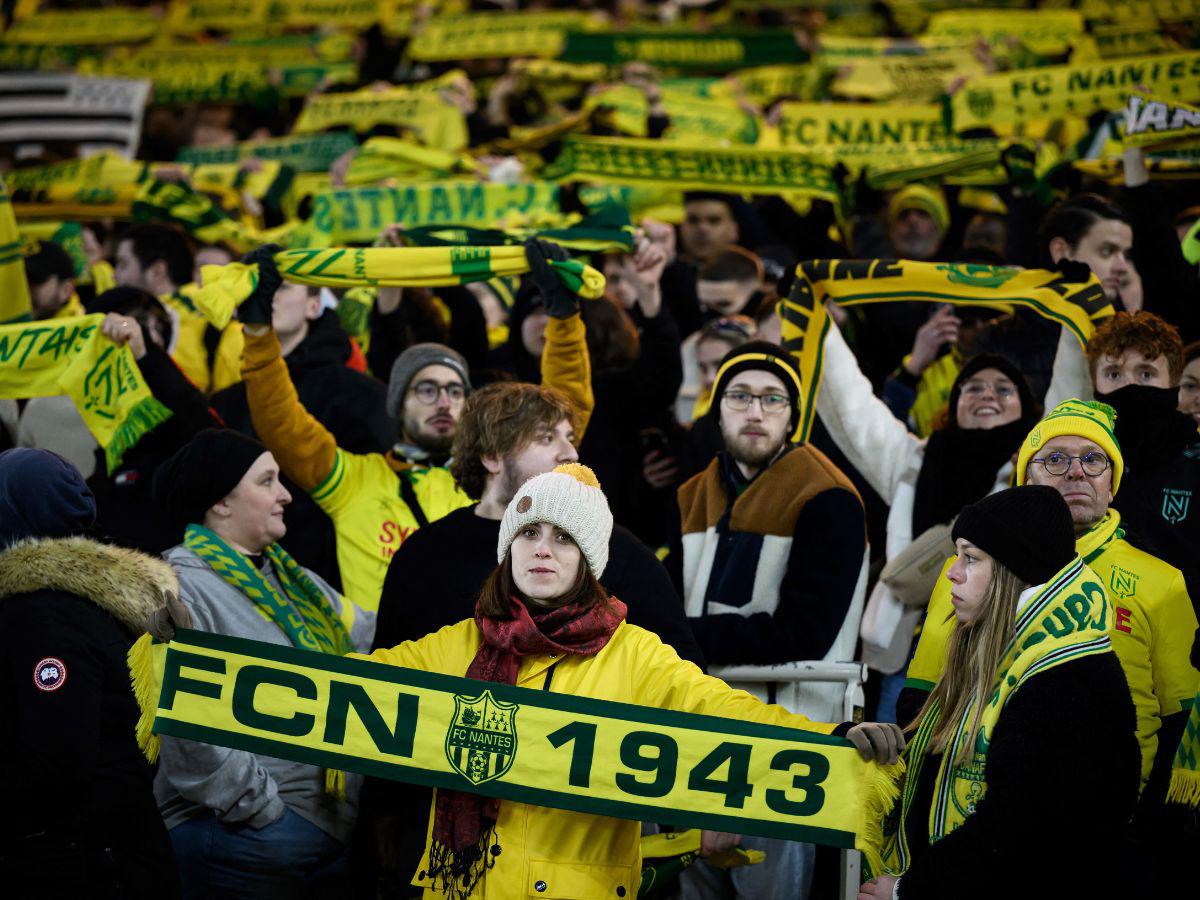 A puñaladas matan a aficionado francés antes de un partido de fútbol