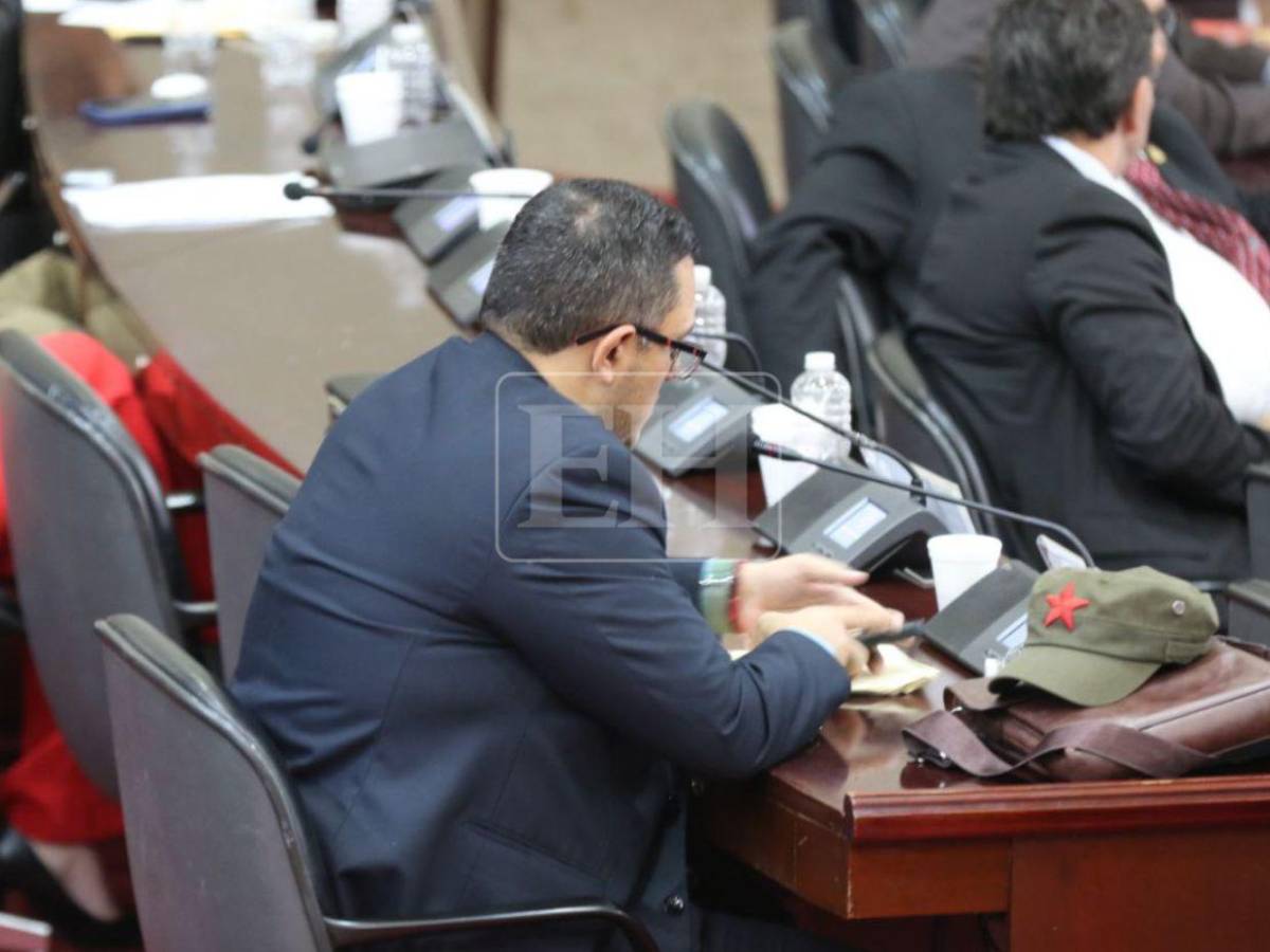 Así se presentó Edgardo Casaña al CN luego de aprobar un código de vestimenta a diputados