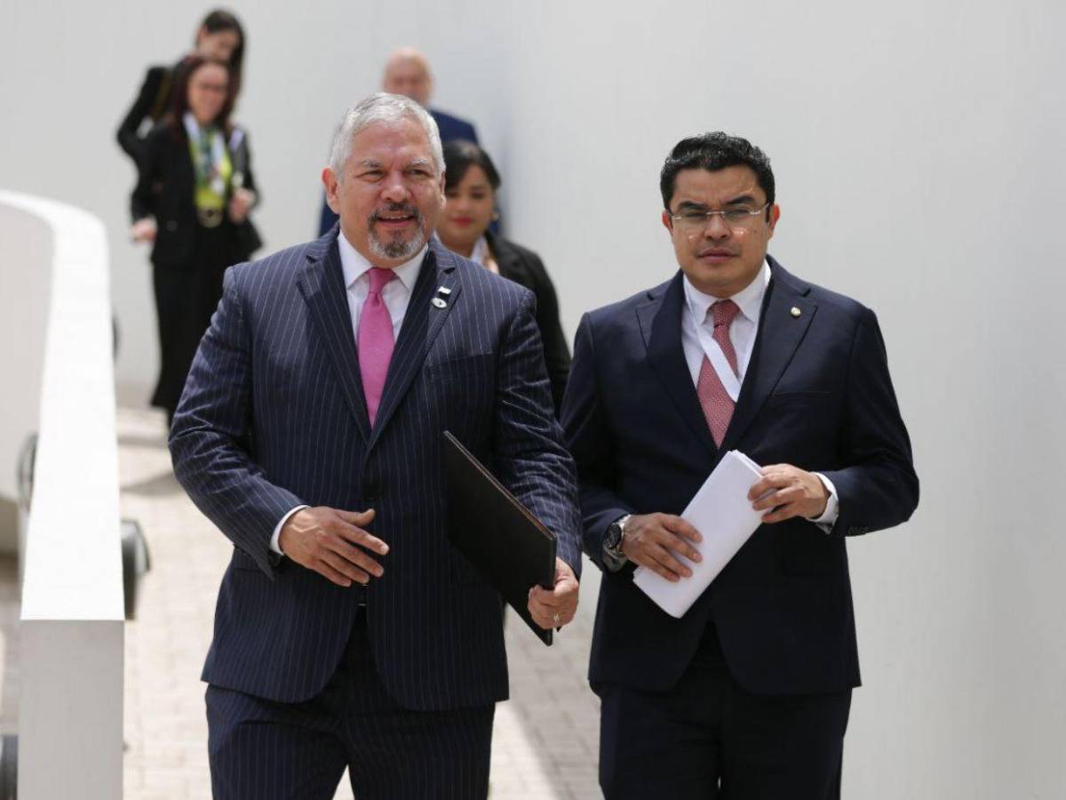 ¿Qué beneficios tendrán Enrique Reina y otras personas a las que se le otorgaron pasaportes diplomáticos?