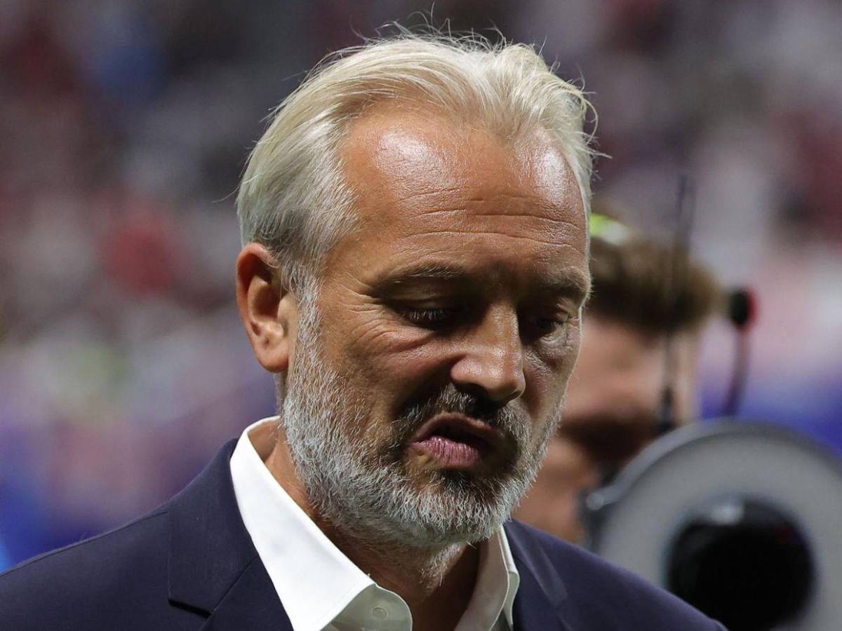 Eliminaron a su selección del Mundial y en conferencia notificaron la muerte de su padre