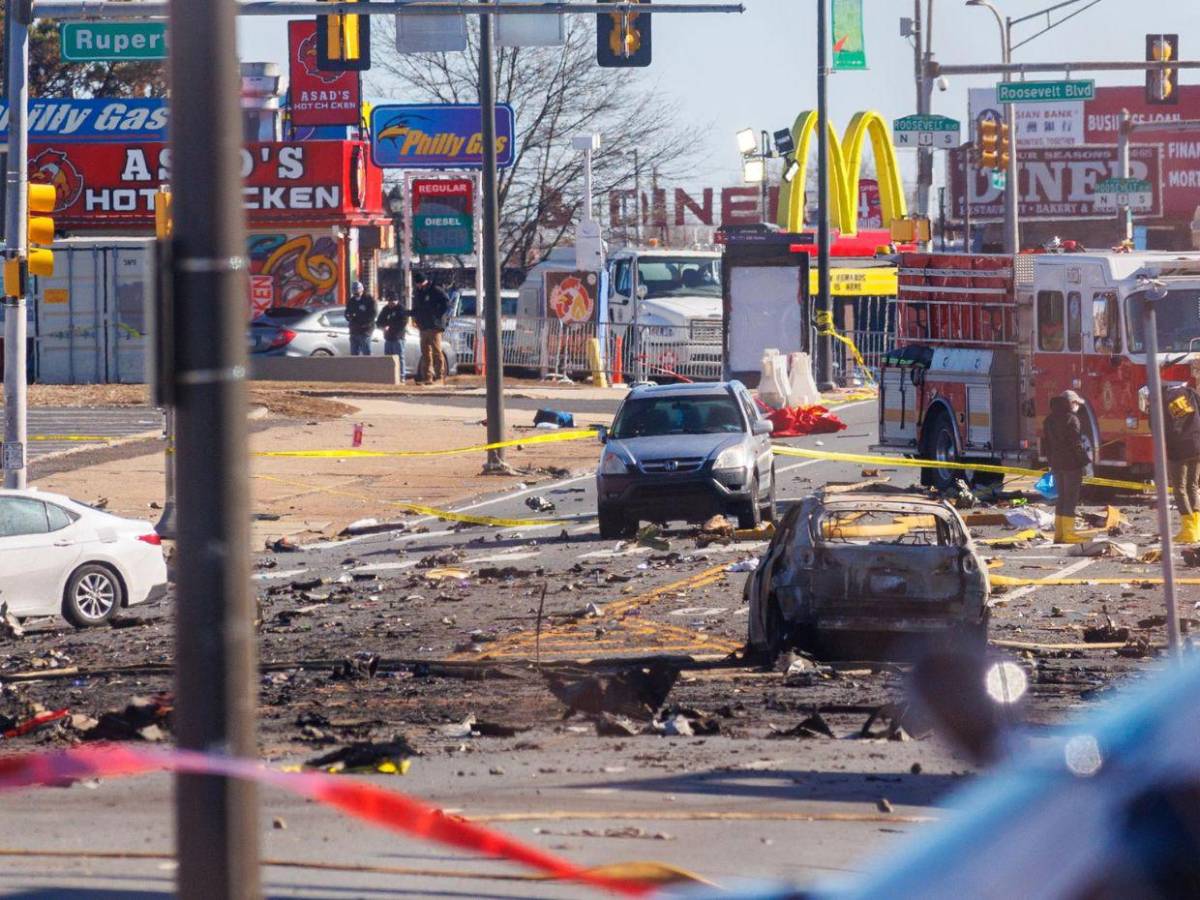 Las impactantes imágenes de la zona dónde cayó avión en Filadelfia; suma 7 muertos