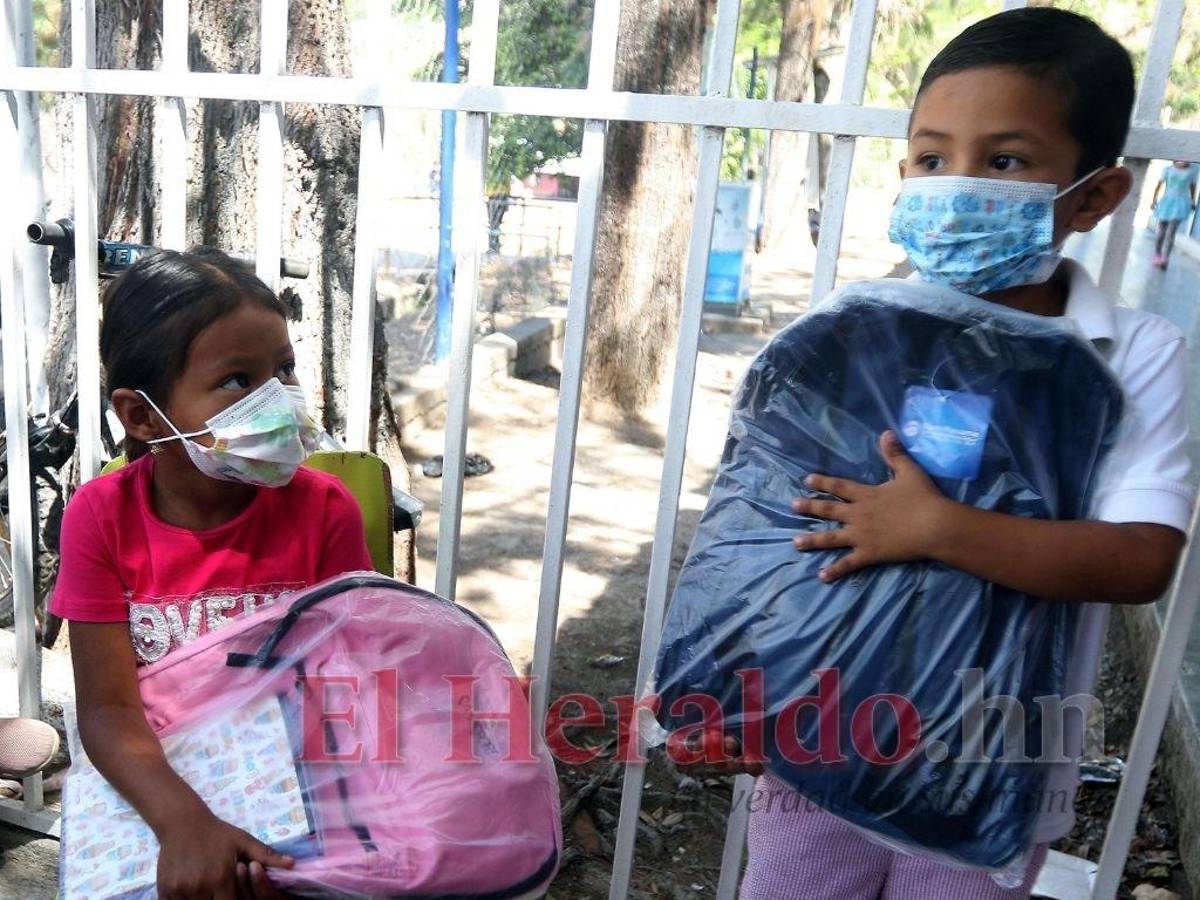 Con su inocencia y sencillez, los menores agradecieron la donación.