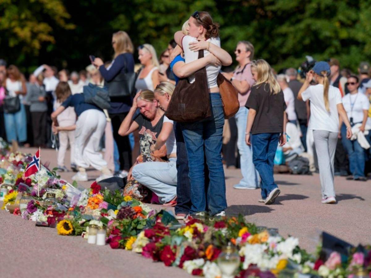 Flores, velas y cartas: con tristeza, Noruega despide al rey Harald V, “el abuelo de todos”