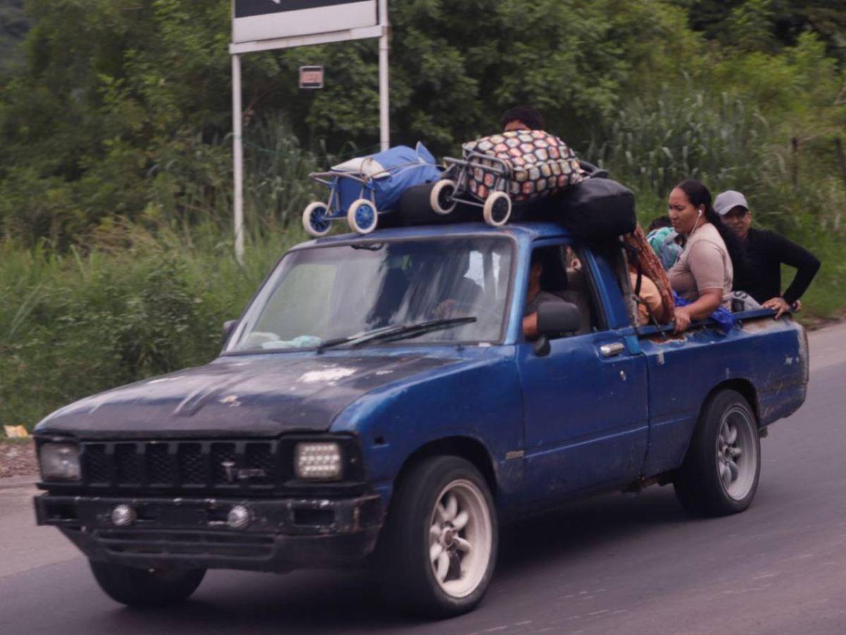 En larga caravana y bajo lluvia: así retornan capitalinos por carretera al sur