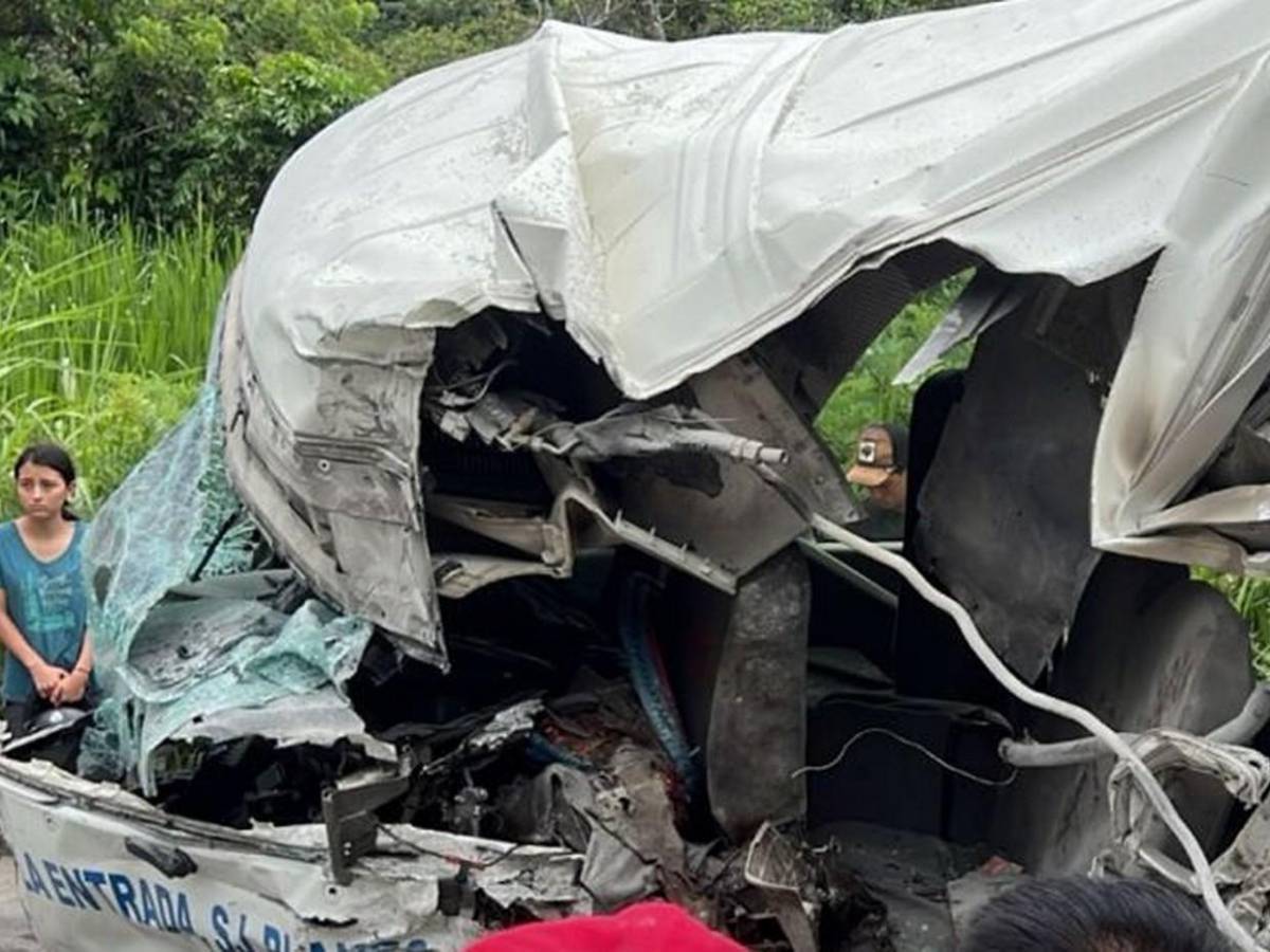 Las primeras imágenes  del brutal choque entre bus y rastra en desvío a Trinidad, Copán