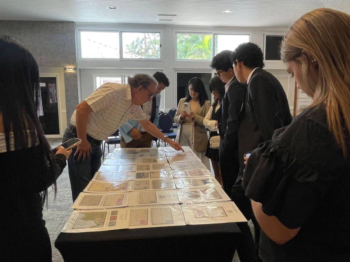 Estudiantes recorren Exposición Filatélica y de Portadas de El Heraldo