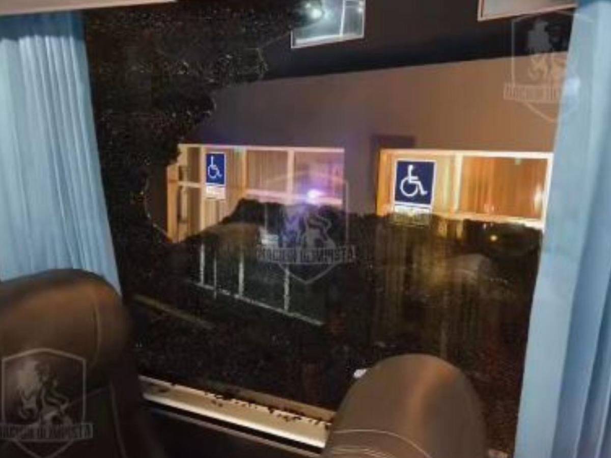 Reprochable: así quedó el bus de Olimpia tras ser atacado por aficionados de Alajuelense