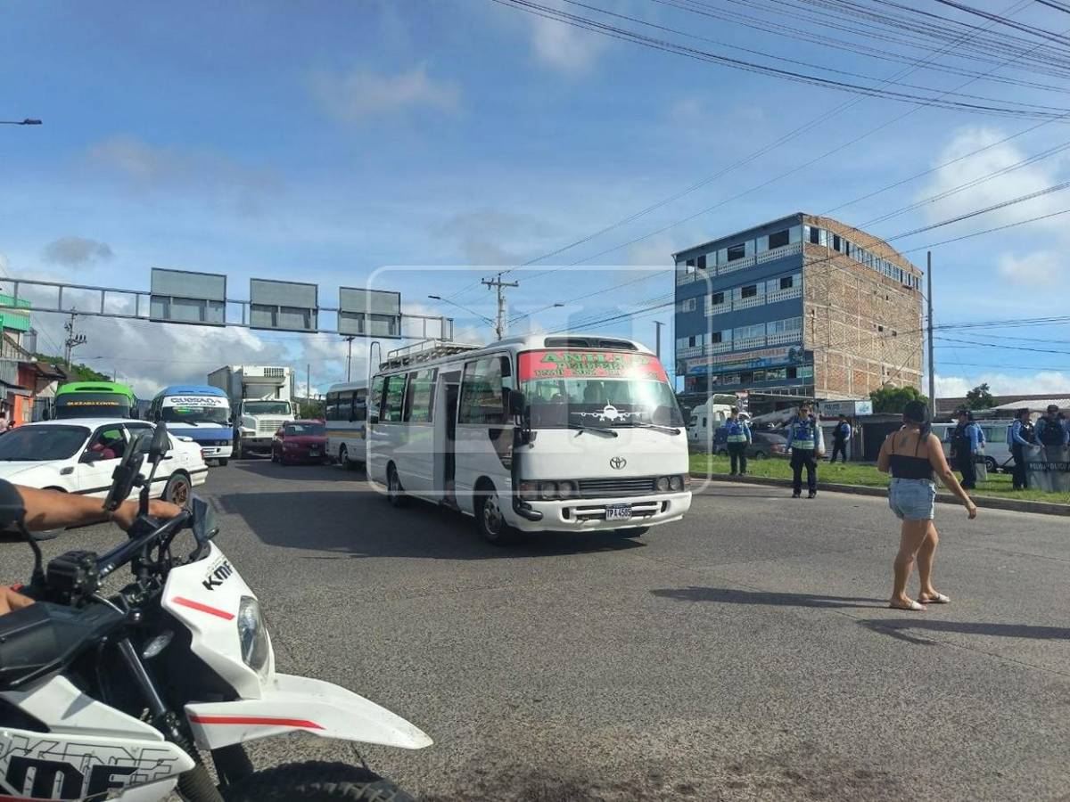 Caos vehicular en sector norte de anillo periférico por protesta de transportistas
