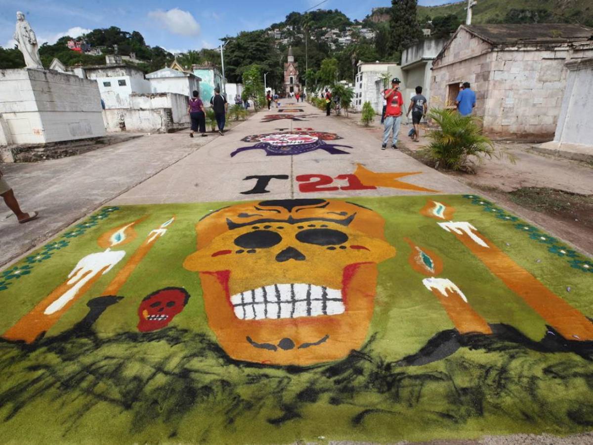 Flores y recuerdos: capitalinos coronan a sus difuntos en el Cementerio General