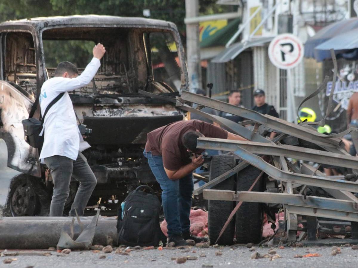 Destrozos y once heridos tras explosión de coche bomba en Cúcuta, Colombia