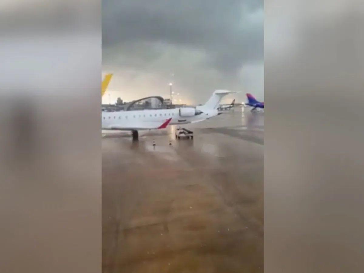 Cierran el aeropuerto de Valencia por impacto de rayo y lluvias torrenciales