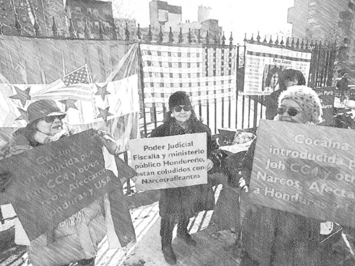 Hondureños llegan afuera de la Corte de Nueva York a protestar