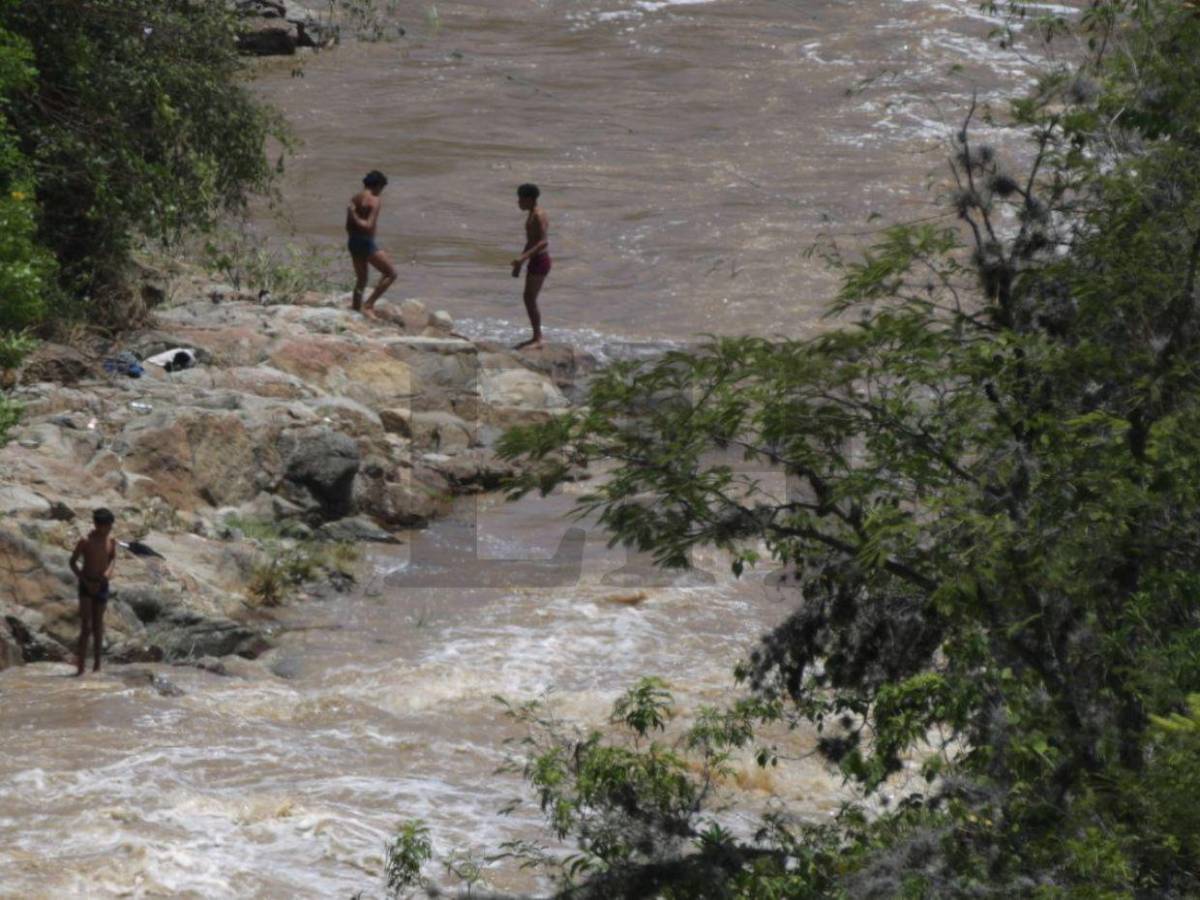 Recientes lluvias abastecen la represa Los Laureles de la capital y provocan inundaciones