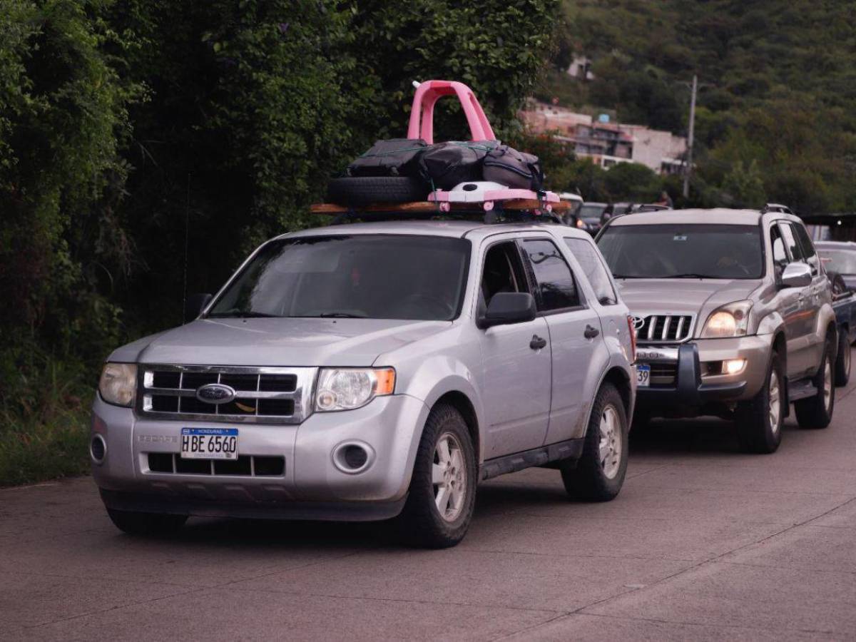 En larga caravana y bajo lluvia: así retornan capitalinos por carretera al sur