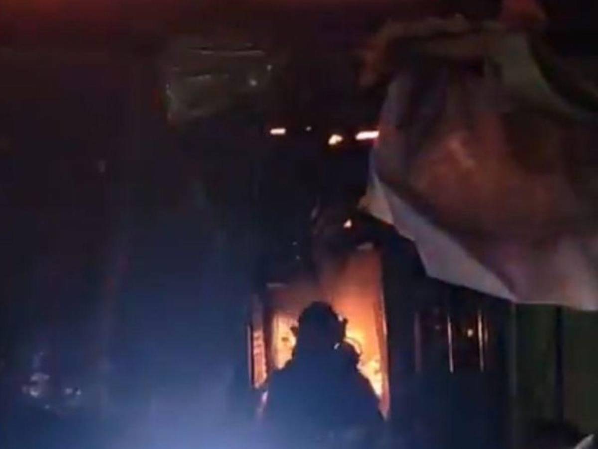 Bomberos heridos, negocios en cenizas y pérdidas cuantiosas: incendio en el mercado Galindo