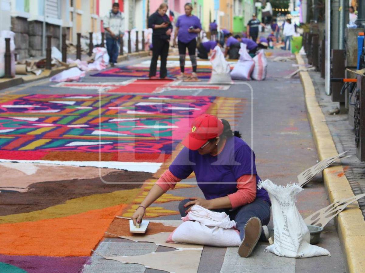 Arte, fe y devoción: Avenida Cervantes luce colorida con las alfombras de aserrín