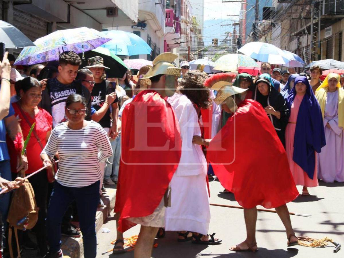 Desde su condena hasta su muerte: así se recorrieron las 14 estaciones del viacrucis