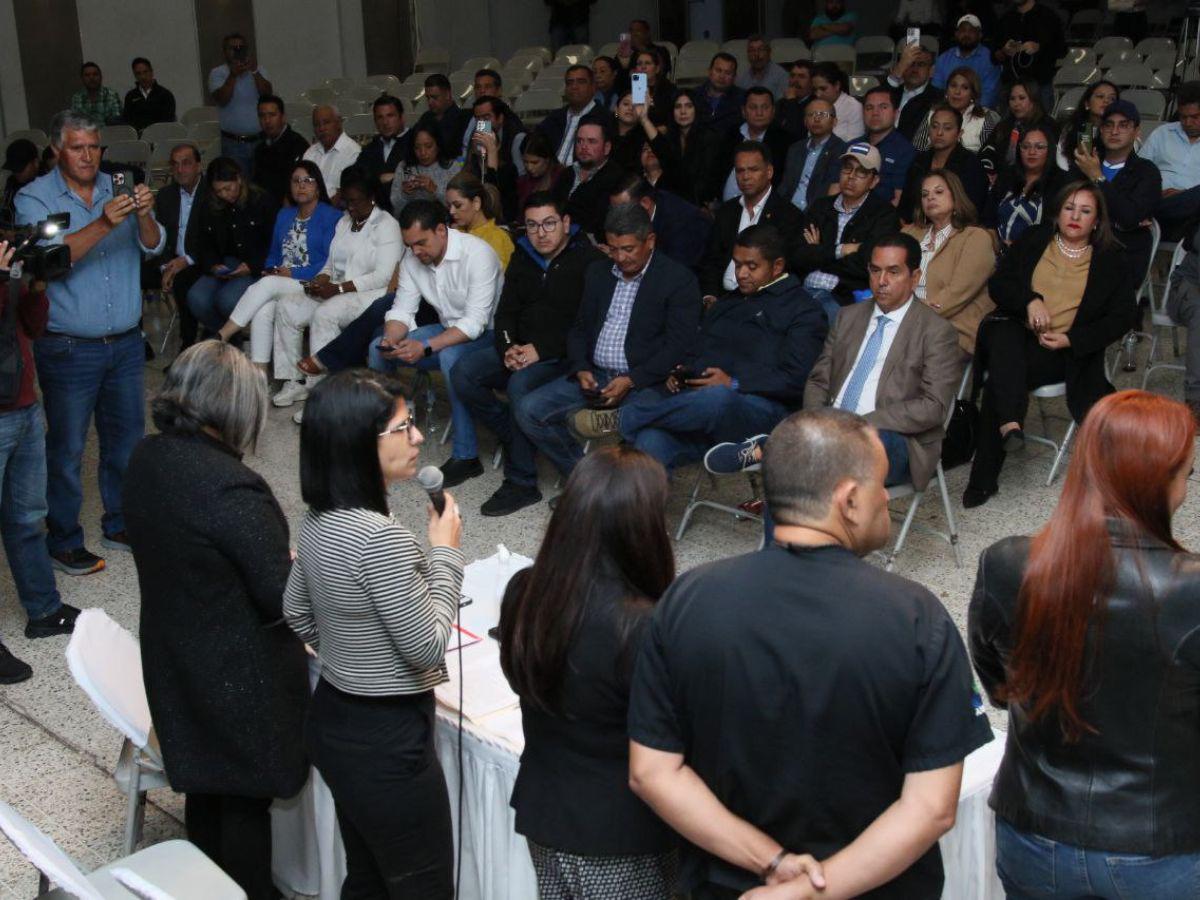 En una iglesia y con más de 70 diputados: así se desarrolla sesión extraordinaria de la oposición