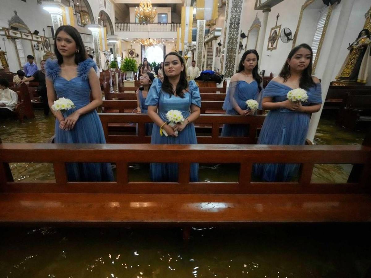 Sí, acepto: pareja se casa en iglesia inundada por tifón Wipha en Filipinas