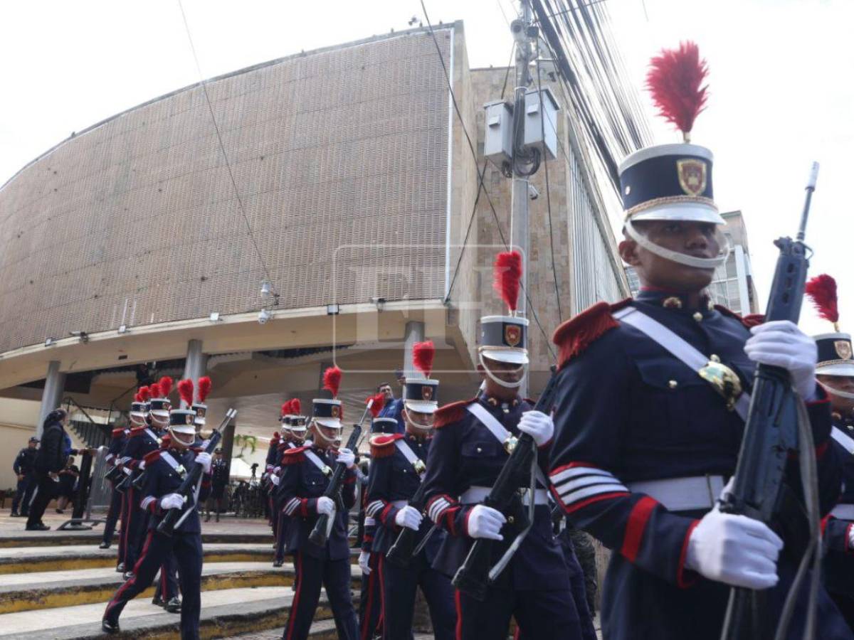 ¿Qué significa la bandera blanca junto a la de Honduras en la parte frontal del Congreso?
