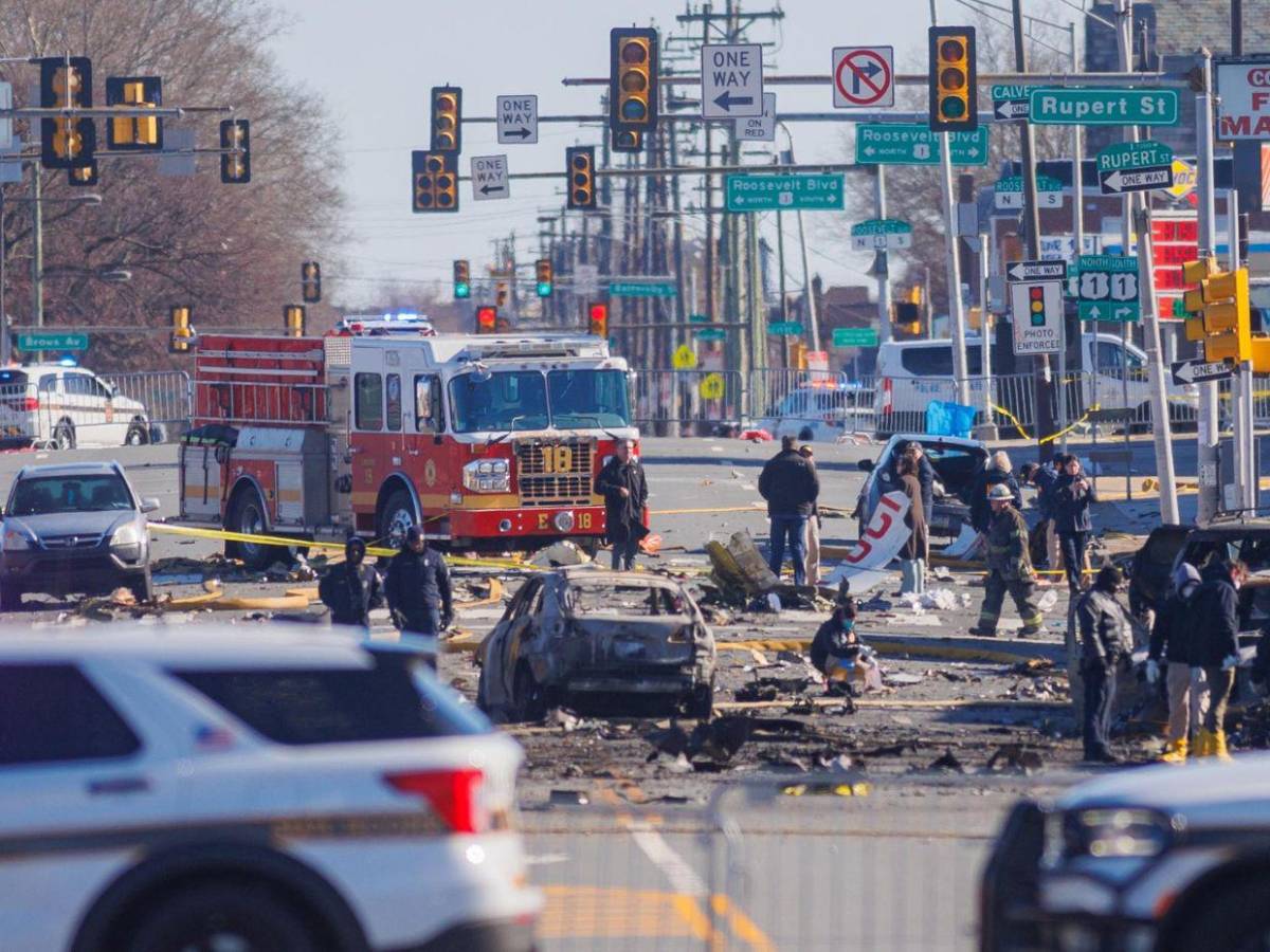 Las impactantes imágenes de la zona dónde cayó avión en Filadelfia; suma 7 muertos