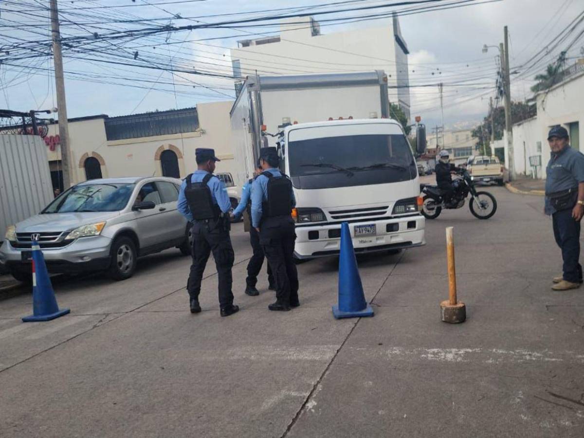 Conductores y dueños de camiones protestan frente al CNE por deuda de L 67 millones