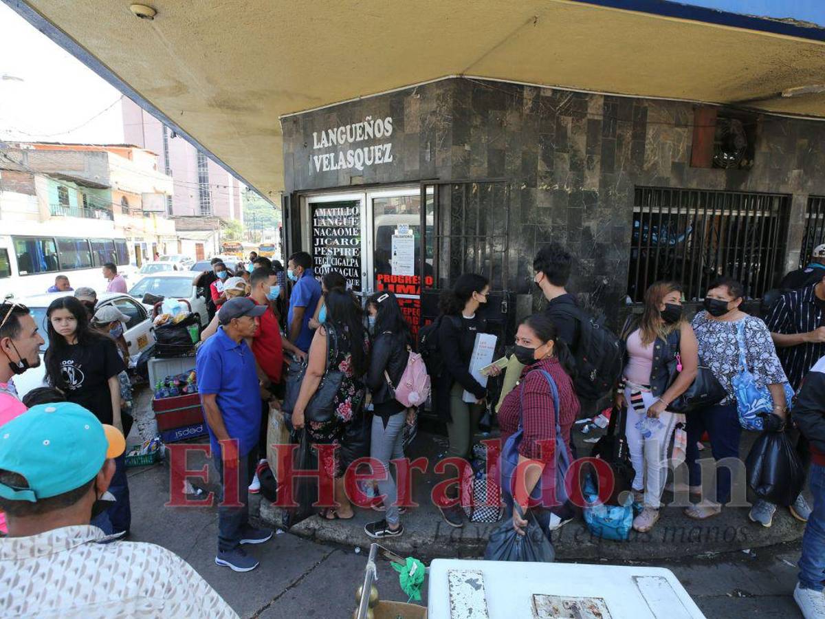 Las estaciones de buses parecen no dar abasto para la cantidad de pobladores que salen a diario hacia diversas ciudades, aldeas y pueblos del país, por lo que deben hacer doble ruta.
