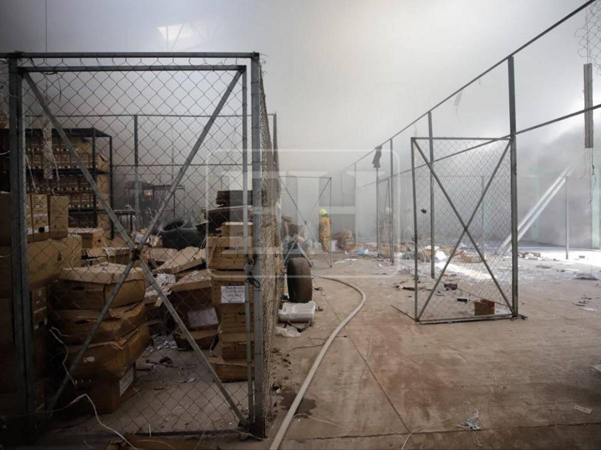 Incendio consume bodega de Migración en colonia Quezada, cerca del Juana Laínez