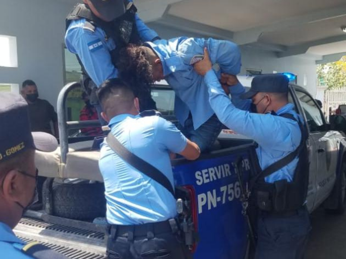 Momento en que uno de los detenidos era trasladado al hospital.
