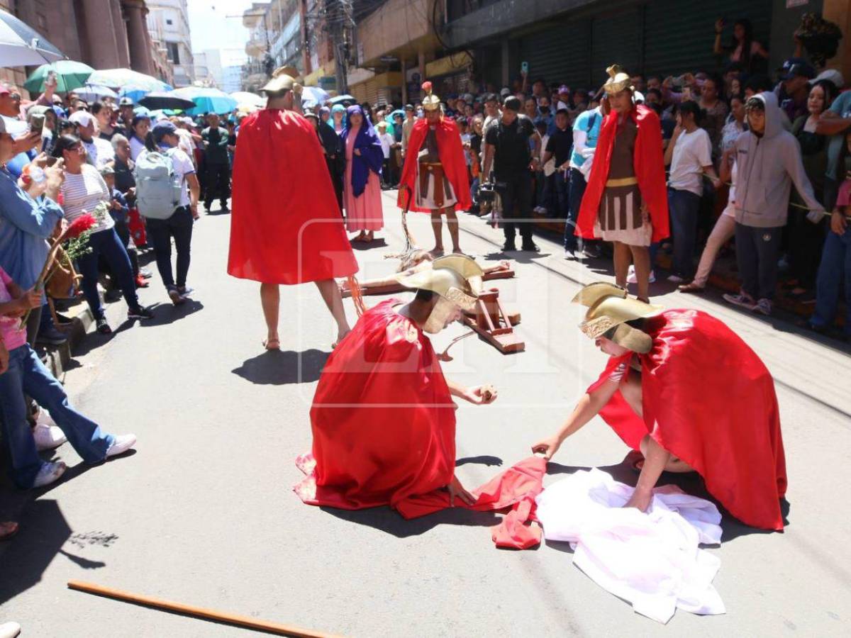 Desde su condena hasta su muerte: así se recorrieron las 14 estaciones del viacrucis